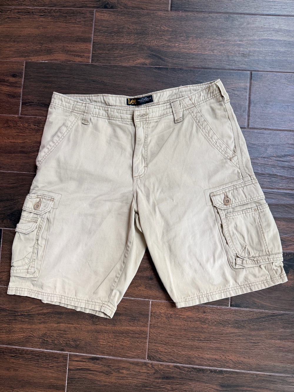 Lee Men’s Beige Cargo Shorts, size 34
Vintage